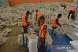 Pekerja melakukan pengantongan beras bantuan sosial  saat proses pendistribusian di gudang Perum Bulog Kantor Wilayah Aceh,  kabupaten Aceh Besar, Aceh, Selasa (12/9/2023). Pemerintah mempercepat penyaluran bantuan pangan beras tahap kedua kepada  21,353 juta Keluarga Penerima Manfaat (KPM) sebanyak 10 kilogram per KPM pada bulan September, Oktober dan November 2023 guna menekan kenaikan harga beras di pasar dan mengendalikan inflasi di daerah. ANTARA FOTO/ Ampelsa.