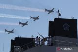 Empat pesawat Bonanza milik TNI Angkatan Laut melakukan flying pass saat peringatan HUT ke-78 TNI Angkatan Laut di Koarmada II, Surabaya, Jawa Timur, Senin (11/9/2023). Puncak peringatan HUT ke-78 TNI Angkatan Laut itu mengangkat tema Dengan Semangat Jalesveva Jayamahe, Terus Melaju Untuk Indonesia Maju. ANTARA Jatim/Didik Suhartono/zk 