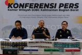 Kepala DJBC Kalbagbar Imik Eko Putro (tengah) didampingi Kabid Penindakan dan Penyidikan Setiawan (kiri) dan Kabid Fasilitas Kepabeanan dan Cukai Beni Novri (kedua kanan) saat memberikan keterangan pers di Pontianak, Kalimantan Barat, Selasa (12/9/2023). Sejak Januari hingga Agustus 2023, Bea Cukai Kantor Wilayah Bagian Barat telah mengungkap penyelundupan 69,63 kilogram sabu, 18 kilogram ganja, 6,293 butir ekstasi, dan menyita 3,5 juta batang rokok ilegal senilai Rp4,6 miliar. ANTARA FOTO/Jessica Wuysang/tom.