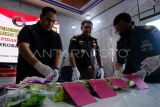 Direktur Reserse Narkoba Polda Kalbar Kombes Pol Thelly Iskandar Muda (kiri) bersama Kasi Pidum dan TPUL Kejati Kalbar Bangun Dwi Sugiartono (tengah) dan Pasi Intel Kodim 1204/Sanggau Kapten CZI Sapto Wiyono (kanan) membuka bungkusan barang bukti sabu saat rilis kasus dan pemusnahan di Pontianak, Kalimantan Barat, Selasa (12/9/2023). Tim Interdiksi Terpadu Kalimantan Barat memusnahkan 7,6 kilogram sabu asal Malaysia yang merupakan hasil sitaan dari dua kurir berinisial AS dan RB yang dibekuk di Kabupaten Sanggau serta Kota Pontianak. ANTARA FOTO/Jessica Wuysang/rwa.
