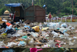 Tempat pembuangan sampah liar di Padang
