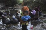 Warga mandi dan mencuci baju di Sungai Cipamutih, Dusun Bantarhuni, Kabupaten Tasikmalaya, Jawa Barat, Selasa (12/9/2023). Sebanyak 60 Kepala Keluarga (KK) terpaksa mandi, cuci, dan kakus di sungai akibat kesulitan air bersih sejak tiga bulan terakhir karena kemarau dan warga berharap kepada pemerintah setempat untuk membuat sumur bor. ANTARA FOTO/Adeng Bustomi/agr