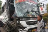  Petugas Dinas Perhubungan melihat kondisi bus Tentrem bernopol N 7173 UG yang ringsek setelah bertabrakan dengan truk kontainer di Jalan Raya Malang-Surabaya di Singosari, Malang, Jawa Timur, Rabu (13/9/2023). Kecelakaan yang juga melibatkan dua pengendara sepeda motor tersebut mengakibatkan tiga orang luka-luka. ANTARA Jatim/Ari Bowo Sucipto/zk 