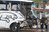 Petugas Dinas Perhubungan melihat kondisi bus Tentrem bernopol N 7173 UG yang ringsek setelah bertabrakan dengan truk kontainer di Jalan Raya Malang-Surabaya di Singosari, Malang, Jawa Timur, Rabu (13/9/2023). Kecelakaan yang juga melibatkan dua pengendara sepeda motor tersebut mengakibatkan tiga orang luka-luka. ANTARA Jatim/Ari Bowo Sucipto/zk 