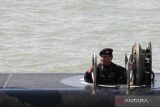 Kepala Staf Angkatan Laut (KASAL) Laksamana TNI Muhammad Ali bersiap keluar dari KRI Alugoro-405 usai Penyematan Brevet Kehormatan Hiu Kencana di Koarmada II, Surabaya, Jawa Timur, Selasa (12/9/2023). Kegiatan yang dipimpin oleh Kepala Staf Angkatan Laut (KASAL) Laksamana TNI Muhammad Ali tersebut digelar di dalam KRI Alugoro-405 yang berlayar di perairan Selat Madura dan pejabat yang menerima Brevet Kehormatan Hiu Kencana adalah Pangkoarmada RI Laksdya TNI Heru Kusmanto, Danpushidrosal Laksdya TNI Nurhidayat, Dankodiklatal Letjen TNI (Mar) Suhartono, Pangkogabwilhan I Laksdya TNI Erwin S. Aldedharma, Wagub Lemhannas Laksda TNI Maman Firmansyah, Pangkoarmada I Laksda TNI Achmad Wibisono, Pangkoarmada II Laksda TNI Yayan Sofiyan dan Pangkoarmada III Laksda TNI Rachmad Jayadi. ANTARA Jatim/Didik Suhartono/zk 