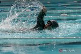 Prajurit Marinir TNI AL mengikuti lomba renang militer di kolam renang Tirto Sagoro 14 Brigif 2 Marinir, Gedangan, Sidoarjo, Jawa Timur, Rabu (13/9/2023). Lomba yang termasuk Pembinaan Satuan (Binsat) tersebut bertujuan untuk mengasah kemampuan prajurit Korps Marinir sebagai pasukan pendarat amfibi.  ANTARA Jatim/Umarul Faruq/zk 