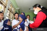 Anak-anak mendapatkan imunisasi Human Papillomavirus (HPV) di SDN Model Banyuwangi, Jawa Timur, Rabu (13/9/2023). Kementerian Kesehatan RI melalui Direktorat Jenderal Pencegahan dan Pengendalian Penyakit melakukan Pencanangan Imunisasi HPV secara nasional dalam rangka mempercepat penurunan angka kesakitan dan kematian akibat kanker leher rahim atau kanker serviks yang merupakan kanker penyebab kematian tertinggi kedua di Indonesia. ANTARA Jatim/Budi Candra Setya/zk 