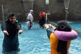 Pelatihan hydro therapy saraf di kolam renang