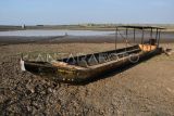 Kondisi Waduk Dawuhan yang airnya menyusut di Kabupaten Madiun, Jawa Timur, Rabu (13/9/2023). Waduk yang memiliki daerah irigasi seluas 2.823 hektare sawah tersebut tinggal menyisakan sedikit air hingga sebagian besar dasar waduk mengering akibat musim kemarau. ANTARA FOTO/Siswowidodo/rwa.