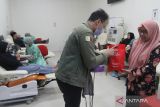 Petugas menyerahkan hadiah kepada pendonor dalam kegiatan Donor Darah untuk memperingati HUT Ke-78 Palang Merah Indonesia (PMI) di kantor PMI Kota Malang, Jawa Timur, Kamis (14/9/2023). Kegiatan donor darah tersebut diadakan selama tiga hari dengan menyediakan berbagai hadiah untuk menarik minat pendonor guna memenuhi target 600 kantung darah. ANTARA Jatim/Ari Bowo Sucipto/zk 