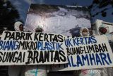 Sejumlah aktivis lingkungan hidup dari Ecoton bersama sejumlah mahasiswa berunjuk rasa di Surabaya, Jawa Timur, Kamis (14/9/2023). Mereka menyerukan sejumlah aspirasi salah satunya mendesak pemerintah setempat untuk menutup industri yang mencemari Sungai Brantas serta melakukan rehabilitasi ekosistem Sungai Brantas. ANTARA Jatim/Didik Suhartono/zk 