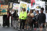 Aksi global climate Strike di Malang. Sejumlah pegiat lingkungan hidup membawa poster dan spanduk saat Aksi Global Climate Strike (GCS) 2023 di depan Balai Kota Malang, Jawa Timur, Sabtu (16/9/2023). Mereka menuntut pemerintah segera mengambil tindakan nyata dalam mengurangi emisi gas rumah kaca dan memperkuat pemulihan lingkungan termasuk diantaranya menghentikan pengolahan limbah Bahan Berbahaya Beracun (B3) di Lakardowo-Mojokerto serta mengkaji ulang dampak lingkungan akibat pembangunan pembangkit listrik panas bumi di Jabung-Malang. ANTARA Jatim/Ari Bowo Sucipto/zk 