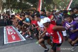  Sejumlah pelari mengikuti Kediri Run 2023 di Kediri, Jawa Timur, Minggu (17/9/2023). Lomba lari tahunan yang diselenggarakan pemerintah daerah setempat tersebut menempuh jarak sejauh 7,8 kilometer yang terbagi terbagi dalam empat kategori. ANTARA Jatim/Prasetia Fauzani/zk