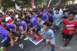 Sejumlah pelari mengikuti Kediri Run 2023 di Kediri, Jawa Timur, Minggu (17/9/2023). Lomba lari tahunan yang diselenggarakan pemerintah daerah setempat tersebut menempuh jarak sejauh 7,8 kilometer yang terbagi terbagi dalam empat kategori. ANTARA Jatim/Prasetia Fauzani/zk 