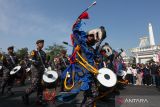 Warga menyaksikan penampilan drumband Genderang Suling Gita Jala Taruna Akademi Angkatan Laut saat Kirab Kota Surabaya di Surabaya, Jawa Timur, Minggu (17/9/2023). Kirab untuk memperingati  Hari Ulang Tahun ke-78 TNI Angkatan Laut tersebut mengangkat tema Dengan Semangat Jalesveva Jayamahe, Terus Melaju Untuk Indonesia Maju. ANTARA Jatim/Didik Suhartono/zk 