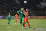 Pesepak bola Persiraja Andik Virmansyah (kanan) duel udara dengan pesepak bola Sriwijaya saat pertandingan Pegadaian Liga 2 di Stadion Harapan Bangsa, Banda Aceh, Aceh, Minggu (17/9/2023). Pertandingan lanjutan Pegadaian Liga 2 Indonesia 2023 antara Persiraja Banda Aceh melawan Sriwijaya tersebut berakhir dengan skor 2-0 dengan kemenangan Persiraja. ANTARA/Khalis Surry