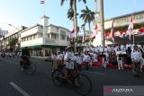 Pemain  mementaskan drama kolosal peringatan peristiwa perobekan bendera Belanda oleh para pejuang di Hotel Majapahit (dulu Hotel Yamato) Jalan Tunjungan, Surabaya, Jawa Timur, Minggu (17/9/2023). Kegiatan tersebut untuk memperingati peristiwa aksi perobekan bendera Belanda menjadi Merah Putih oleh para pejuang pada 19 September 1945. ANTARA Jatim/Didik Suhartono/zk 