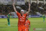 Pesepak bola Persiraja Ricardo Pires selebrasi bersama rekannya usai mencetak gol ke gawang Sriwijaya saat pertandingan Pegadaian Liga 2 di Stadion Harapan Bangsa, Banda Aceh, Aceh, Minggu (17/9/2023). Pertandingan lanjutan Pegadaian Liga 2 Indonesia 2023 antara Persiraja Banda Aceh melawan Sriwijaya tersebut berakhir dengan skor 2-0 dengan kemenangan Persiraja. ANTARA/Khalis Surry