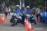 Sejumlah Polisi Wanita (Polwan) Polda Aceh mengendaraai sepeda motor melakukan Safety Riding di Stadion Harapan Bansga,  Banda Aceh, Aceh, Minggu (17/9/2023). Safety Riding yang juga dimeriahkan dengan kegiatan  senam bersama warga, jalan santai dan penyaluran bansos di daerah itu dalam rangka menyambut HUT Lalu Lintas Bhayangkara ke 68 tahun 2023. ANTARA FOTO/Ampelsa.