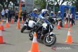 Sejumlah Polisi Wanita (Polwan) Polda Aceh mengendaraai sepeda motor melakukan Safety Riding di Stadion Harapan Bansga,  Banda Aceh, Aceh, Minggu (17/9/2023). Safety Riding yang juga dimeriahkan dengan kegiatan  senam bersama warga, jalan santai dan penyaluran bansos di daerah itu dalam rangka menyambut HUT Lalu Lintas Bhayangkara ke 68 tahun 2023. ANTARA FOTO/Ampelsa.