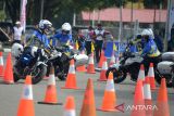 Sejumlah Polisi Wanita (Polwan) Polda Aceh mengendaraai sepeda motor melakukan Safety Riding di Stadion Harapan Bansga,  Banda Aceh, Aceh, Minggu (17/9/2023). Safety Riding yang juga dimeriahkan dengan kegiatan  senam bersama warga, jalan santai dan penyaluran bansos di daerah itu dalam rangka menyambut HUT Lalu Lintas Bhayangkara ke 68 tahun 2023. ANTARA FOTO/Ampelsa.