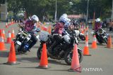 Polisi Lalu Lintas Polda Aceh mengendaraai sepeda motor melakukan Safety Riding di Stadion Harapan Bansga,  Banda Aceh, Aceh, Minggu (17/9/2023). Safety Riding yang juga dimeriahkan dengan kegiatan  senam bersama warga, jalan santai dan penyaluran bansos di daerah itu dalam rangka menyambut HUT Lalu Lintas Bhayangkara ke 68 tahun 2023. ANTARA FOTO/Ampelsa.