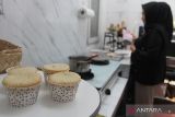  Pelaku usaha membuat kue bolu untuk kemudian dijual melalui pasar digital dan media sosial di rumah produksi RovilCakelicious Tasikmadu, Malang, Jawa Timur, Rabu (20/9/2023). Naiknya harga gula pasir dari Rp12 ribu menjadi Rp16 ribu per kilogram dalam sebulan terakhir membuat pelaku usaha kue bolu setempat berupaya menutupi pembengkakan biaya produksi dengan menaikkan harga kue bolu rata-rata Rp10.000 hingga Rp20.000 per kotak. ANTARA Jatim/Ari Bowo Sucipto/zk 