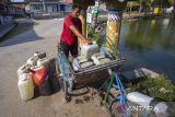 Warga mengambil air dengan menggunakan jeriken di kolam air Desa Tamansari, Indramayu, Jawa barat, Rabu (20/9/2023). Saat musim kemarau warga memanfaatkan kolam air tersebut untuk memenuhi kebutuhan mandi, memasak dan air minum. ANTARA FOTO/Dedhez Anggara/agr