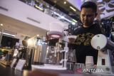 Barista meracik kopi saat Kopi Fest Indonesia 2023 di Bandung, Jawa Barat, Rabu (20/9/2023). Kopi Fest Indonesia yang berlangsung hingga 24 September 2023 tersebut merupakan ajang berkumpulnya para pelaku industri UMKM dan pecinta kopi dengan menghadirkan berbagai jenis alat pembuat kopi serta berbagai macam jenis kopi dari seluruh Indonesia. ANTARA FOTO/M Agung Rajasa/agr