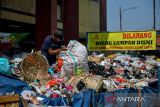 Aktivitas petugas kebersihan di TPS Pasar Andir, Bandung, Jawa Barat, Rabu (20/9/2023). Pemerintah Provinsi Jawa Barat mencatat, sebanyak 25 ribu ton sampah di Bandung Raya yang meliputi Kota Bandung, Cimahi, Kabupaten Bandung, dan Kabupaten Bandung Barat masih menumpuk di TPS dan sejumlah titik lainnya akibat area utama TPA Sarimukti masih terbakar. ANTARA FOTO/Raisan Al Farisi/agr