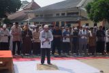 Mantan Rektor Unila Karomani ikut shalat istiqo di Lapas Bandarlampung