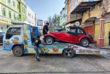 KPK menyita tiga mobil mewah Andhi Pramono di Batam