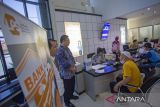 Direktur Eksekutif Klaim dan Resolusi Bank Lembaga Penjamin Simpanan (LPS) Suwandi (kedua kiri) memantau proses pembayaran klaim simpanan nasabah Bank Perkreditan Rakyat (BPR) Karya Remaja Indramayu di Kantor Cabang BRI Indramayu, Jawa Barat, Kamis (21/9/2023). LPS membayar klaim simpanan nasabah BPR Karya Remaja Indramayu senilai Rp187 miliar untuk 34 ribu nasabah menyusul pencabutan izin usaha BPR tersebut oleh Otoritas Jasa Keuangan (OJK). ANTARA FOTO/Dedhez Anggara/agr