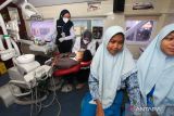  Pelajar mendapatkan layanan pemeriksaan kesehatan gigi gratis di dalam kereta kesehatan (Rail Clinic) di Stasiun Sidotopo, Surabaya, Jawa Timur, Kamis (21/9/2023). PT Kereta Api Indonesia Daop 8 Surabaya menggelar pemerikaan kesehatan gratis bagi pelajar dan masyarakat sekitar stasiun itu dengan mengerahkan kereta kesehatan untuk memperingati HUT ke-78 KAI. ANTARA Jatim/Didik Suhartono/zk 