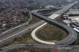 Foto udara kendaraan melintas di Tol Padalarang - Cileunyi, Kabupaten Bandung, Jawa Barat, Kamis (21/9/2023). Badan Pengatur Jalan Tol (BPJT) Kementerian Pekerjaan Umum dan Perumahan Rakyat (PUPR) mencatat realisasi investasi di sektor jalan tol mencapai Rp794,85 triliun sepanjang 2022. ANTARA FOTO/Adeng Bustomi/agr