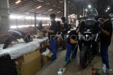 Sejumlah pekerja menyelesaikan perakitan sepeda motor listrik di ruang produksi PT Terang Dunia Internusa Plant II, Citeureup, Kabupaten Bogor, Kamis (21/9/2023). PT Terang Dunia Internusa atau United Bike mulai fokus memproduksi sepeda dan motor listrik dengan menargetkan kapasitas produksi sebanyak 500.000 unit per tahun sebagai upaya mendukung program pemerintah dalam pengurangan emisi karbon. ANTARA FOTO/Arif Firmansyah/tom.