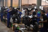 Sejumlah pekerja menyelesaikan perakitan sepeda motor listrik di ruang produksi PT Terang Dunia Internusa Plant II, Citeureup, Kabupaten Bogor, Kamis (21/9/2023). PT Terang Dunia Internusa atau United Bike mulai fokus memproduksi sepeda dan motor listrik dengan menargetkan kapasitas produksi sebanyak 500.000 unit per tahun sebagai upaya mendukung program pemerintah dalam pengurangan emisi karbon. ANTARA FOTO/Arif Firmansyah/tom.