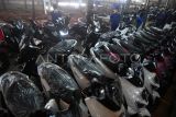 Sejumlah pekerja melakukan proses produksi sepeda motor listrik di PT Terang Dunia Internusa Plant II, Citeureup, Kabupaten Bogor, Kamis (21/9/2023). PT Terang Dunia Internusa atau United Bike mulai fokus memproduksi sepeda dan motor listrik dengan menargetkan kapasitas produksi sebanyak 500.000 unit per tahun sebagai upaya mendukung program pemerintah dalam pengurangan emisi karbon. ANTARA FOTO/Arif Firmansyah/tom.