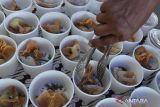  Pelaku usaha kuliner menata bakso untuk dibagikan kepada pengunjung dalam Festival Bakso Malang di jalan Gajahmada, Malang, Jawa Timur, Jumat (22/9/2023). Kegiatan untuk menarik wisatawan dengan berbagai olahan bakso Malang sebagai kuliner unggulan tersebut dimeriahkan dengan pembagian 10.000 mangkuk bakso gratis kepada pengunjung. ANTARA Jatim/Ari Bowo Sucipto/zk 