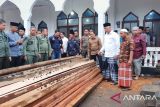 Gubernur Sumbar serahkan kayu temuan Dishut untuk masjid