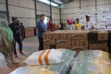 Bupati Selayar menyalurkan bantuan 115 ton beras