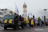 Demonstran yang tergabung dalam Forum Ukhuwah Muslimin dan Muslimat Aceh  membawa spanduk dan poster melakukan long march saat menggelar aksi bela Rempang di kawasan Masjid Raya Baiturrahman, Banda Aceh, Aceh, Sabtu (23/9/2023). Dalam aksi damai yang mendapat pengawalan dari aparat kepolosian itu, mereka meminta pemerintah membatalkan proyek Rempang Eco City dan menolak penggusuran paksa warga di tanah leluhurnya di Pulau Rempang, Kota Batam. ANTARA FOTO/Ampelsa.