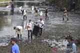 Peserta dari komunitas, organisasi dan pelajar se-Kota Tasikmalaya mengambil sampah saat World Cleanup Day  (WCD) di Sungai Cimulu, Kota Tasikmalaya, Jawa Barat, Sabtu (23/9/2023). Kegiatan dalam rangkaian memperingati Hari Bersih-bersih Sedunia itu untuk menyatukan jutaan sukarelawan di dunia dalam upaya mengatasi krisis sampah global sekaligus mengkampanyekan bijak kelola sampah menuju Indonesia bersih. ANTARA FOTO/Adeng Bustomi/agr
