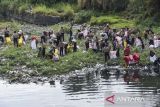 Peserta dari komunitas, organisasi dan pelajar se-Kota Tasikmalaya mengambil sampah saat World Cleanup Day  (WCD) di Sungai Cimulu, Kota Tasikmalaya, Jawa Barat, Sabtu (23/9/2023). Kegiatan dalam rangkaian memperingati Hari Bersih-bersih Sedunia itu untuk menyatukan jutaan sukarelawan di dunia dalam upaya mengatasi krisis sampah global sekaligus mengkampanyekan bijak kelola sampah menuju Indonesia bersih. ANTARA FOTO/Adeng Bustomi/agr

