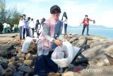 Warga bersama pelajar memungut sampah plastik bekas dan sampah organik saat aksi bersih pantai di saerah pesisir Kampung Jawa, Banda Aceh, Aceh, Sabtu (23/9/2023). Aksi bersih pantai melibatkan sekitar seribuan warga, instansi pemerintah dan pelajar yang bertujuan menumbuhkan kepedulian masyarakat terhadap  lingkungan itu dalam rangka memperingati Hari Bersih bersih Sedunia atau World Cleanup Day. ANTARA FOTO/Ampelsa.