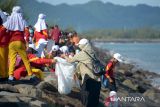 Pelajar bersama warga memungut sampah plastik bekas dan sampah organik saat aksi bersih pantai di saerah pesisir Kampung Jawa, Banda Aceh, Aceh, Sabtu (23/9/2023). Aksi bersih pantai melibatkan sekitar seribuan warga, instansi pemerintah dan pelajar yang bertujuan menumbuhkan kepedulian masyarakat terhadap  lingkungan itu dalam rangka memperingati Hari Bersih bersih Sedunia atau World Cleanup Day. ANTARA FOTO/Ampelsa.