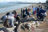 Warga bersama pelajar memungut sampah plastik bekas dan sampah organik saat aksi bersih pantai di saerah pesisir Kampung Jawa, Banda Aceh, Aceh, Sabtu (23/9/2023). Aksi bersih pantai melibatkan sekitar seribuan warga, instansi pemerintah dan pelajar yang bertujuan menumbuhkan kepedulian masyarakat terhadap  lingkungan itu dalam rangka memperingati Hari Bersih bersih Sedunia atau World Cleanup Day. ANTARA FOTO/Ampelsa.