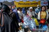 Warga membawa sampah plastik sebelum menukarkan dengan kupon untuk dapat dibelanjakan pada bazaar bayar pakai sampah di Balai Kota Bandung, Jawa Barat, Sabtu (23/9/2023). Dalam rangka Hari Jadi ke-213 Kota Bandung, Pemerintah Kota Bandung menggelar bazaar bayar pakai sampah bagi warga yang ingin belanja sembako, pakaian, serta perlengkapan alas kaki dan tas dengan cara menukar sampah daur ulang dengan kupon. ANTARA FOTO/Raisan Al Farisi/agr
