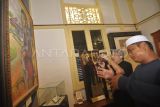Ketua Dewan Pengawas Perum LKBN ANTARA Kemal Gani (kedua kanan) mengunjungi situs cagar budaya rumah pengasingan Bung Karno di Kota Bengkulu, Provinsi Bengkulu, Jumat (22/9/2023). Kunjungan tersebut dalam rangka mengenang sejarah pengasingan Presiden pertama RI Soekarno di Bengkulu sejak tahun 1938 sampai 1942ANTARA FOTO/Muhammad Izfaldi/rwa.