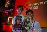 Pemenang kategori best of the best inovator Tim Eiger AAdvent menunjukkan desain inovasi saat penghargaan inovator petualang luar ruang Innoventure 2023 di Dusun Bambu, Kabupaten Bandung Barat, Jawa Barat, Jumat (22/9/2023). Eiger Adventure (EIGER) sebagai brand penyedia perlengkapan luar ruang asal Indonesia memberikan penghargaan kepada inovator muda dalam negeri untuk menemukan inovasi terbaik dalam dunia petualangan dalam kategori seperti ide outdoor apparel dan equipment, ide digital product dan ide marketing strategy. ANTARA FOTO/Novrian Arbi/agr